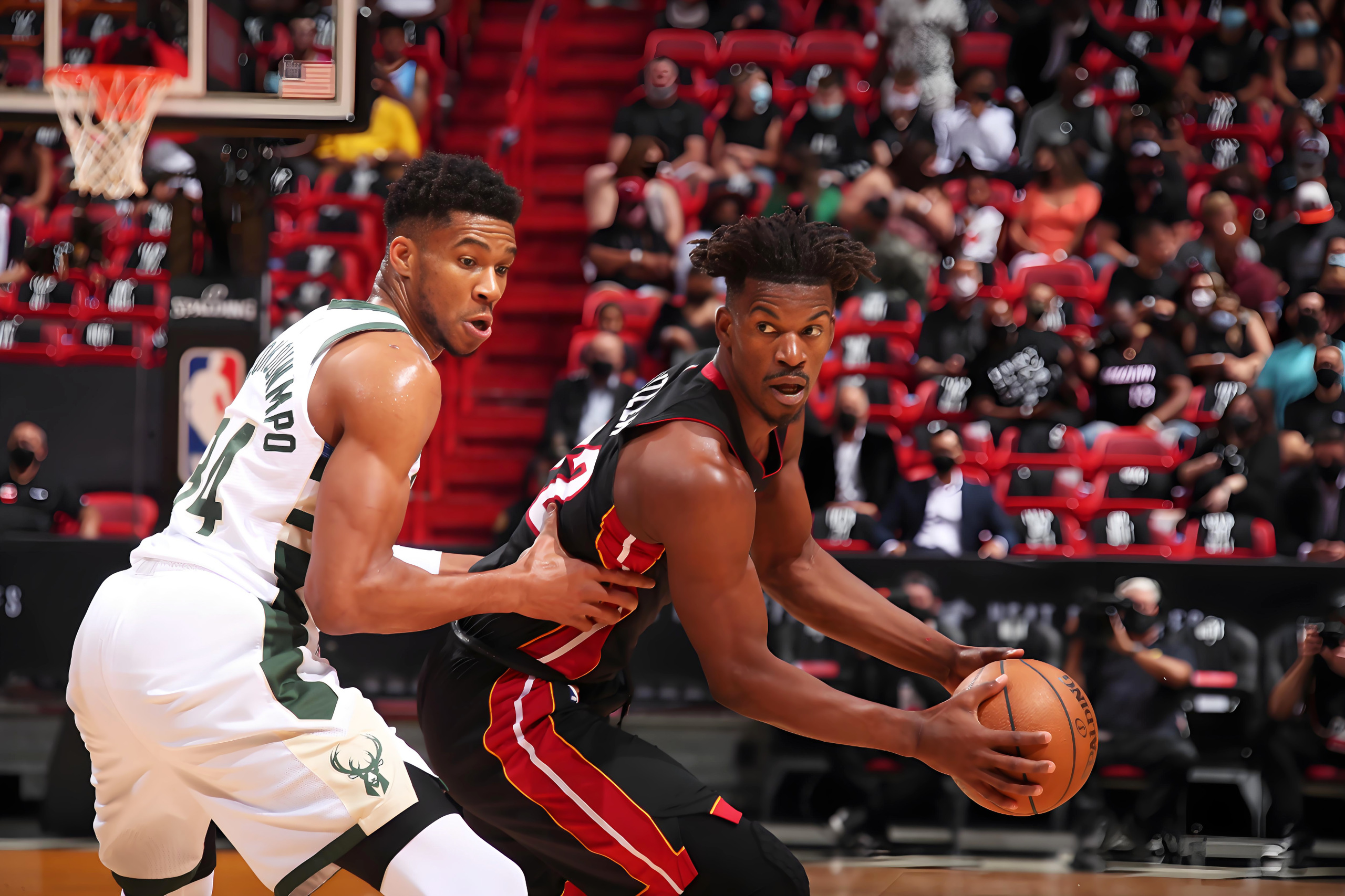 加拿大男篮鏖战热火，戈贝尔爆发神勇的简单介绍