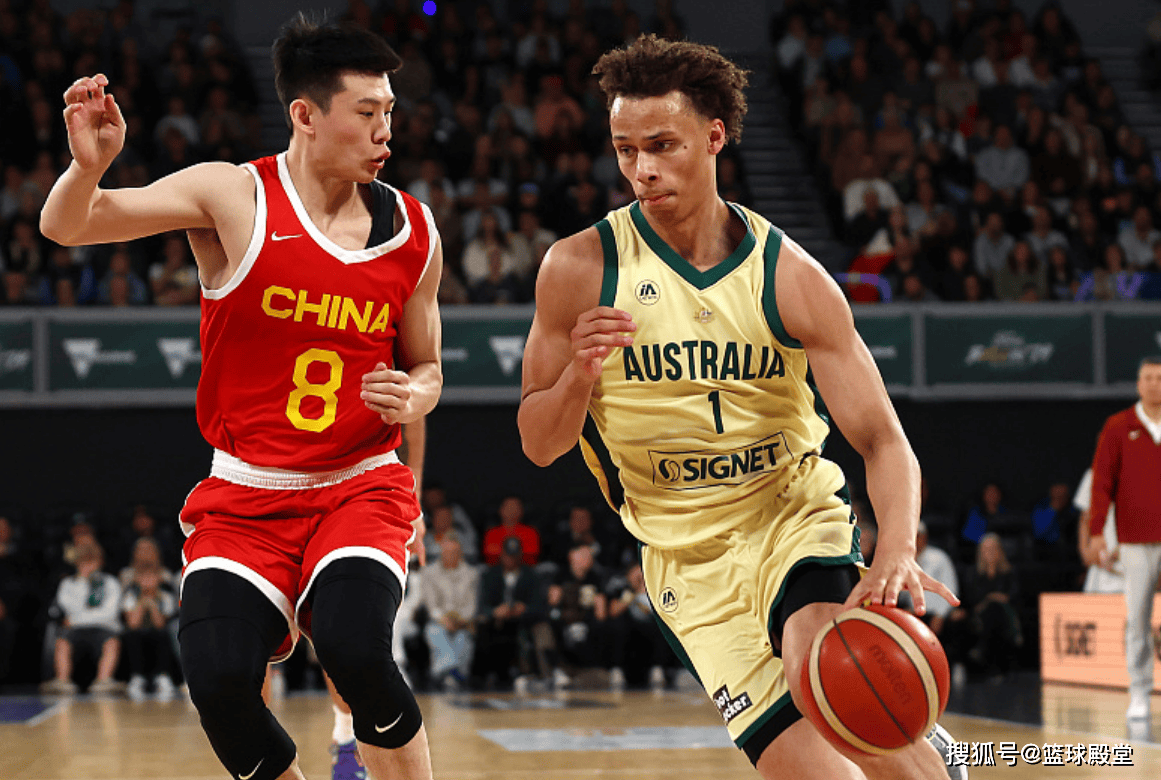 男子篮球比赛中，澳大利亚与法国展开激烈对决