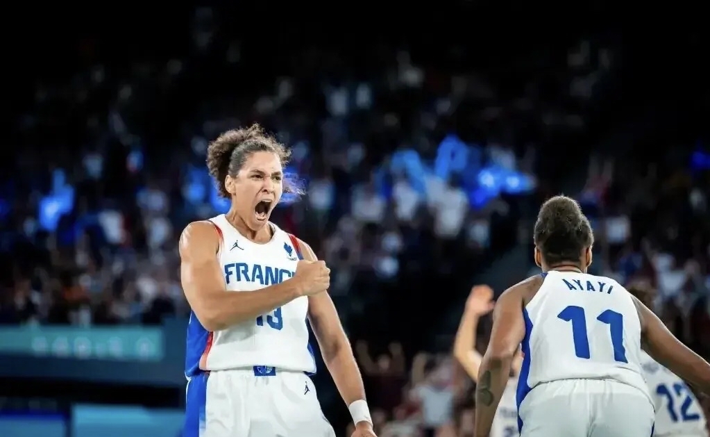 关于国际篮球比赛：澳大利亚大胜俄罗斯进入半决赛的信息