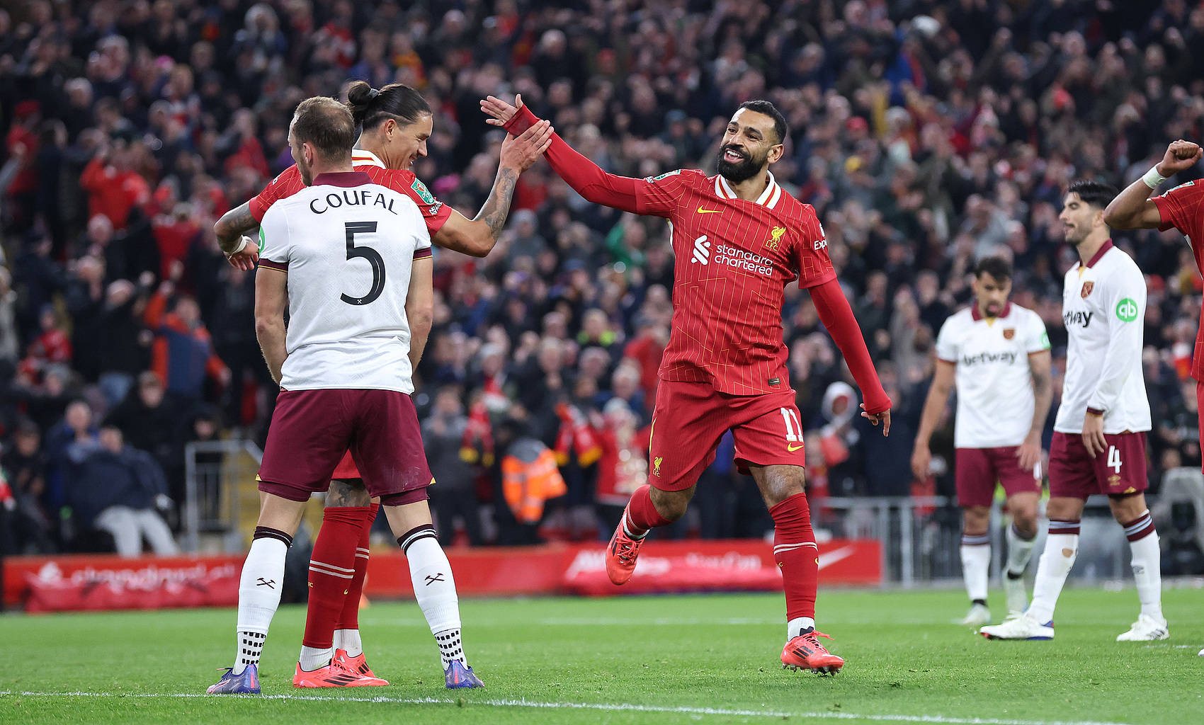 关于勒沃库森绝地反击英格兰，萨拉赫完成帽子戏法的信息