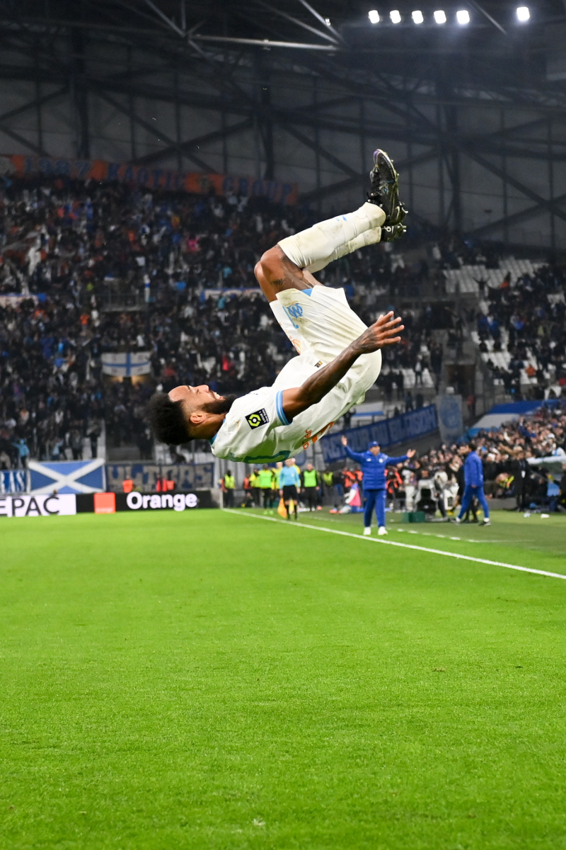 力量对抗的精彩瞬间，球员挑战极限的简单介绍