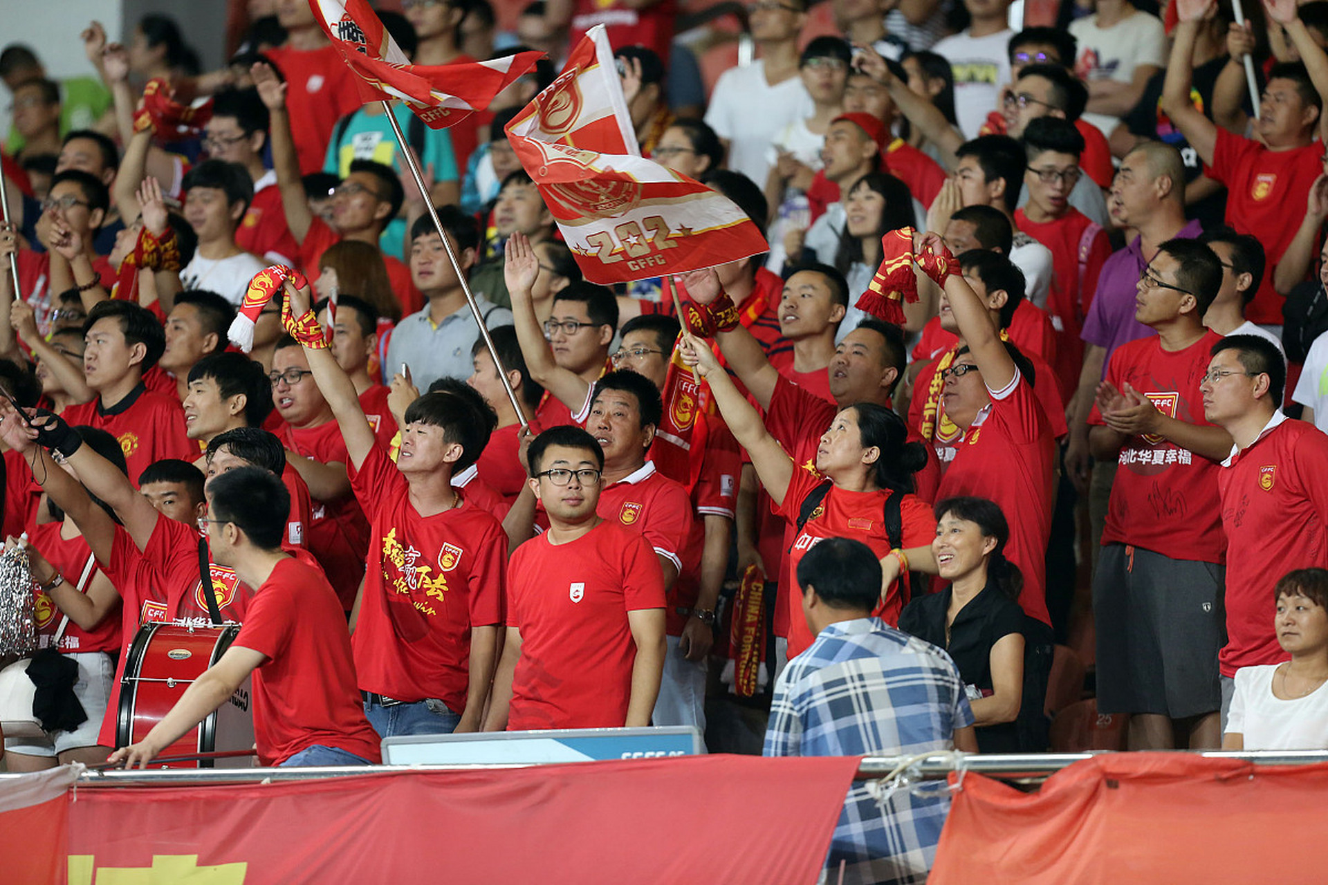 国家队球员在场上表现抢眼，助力球队获胜