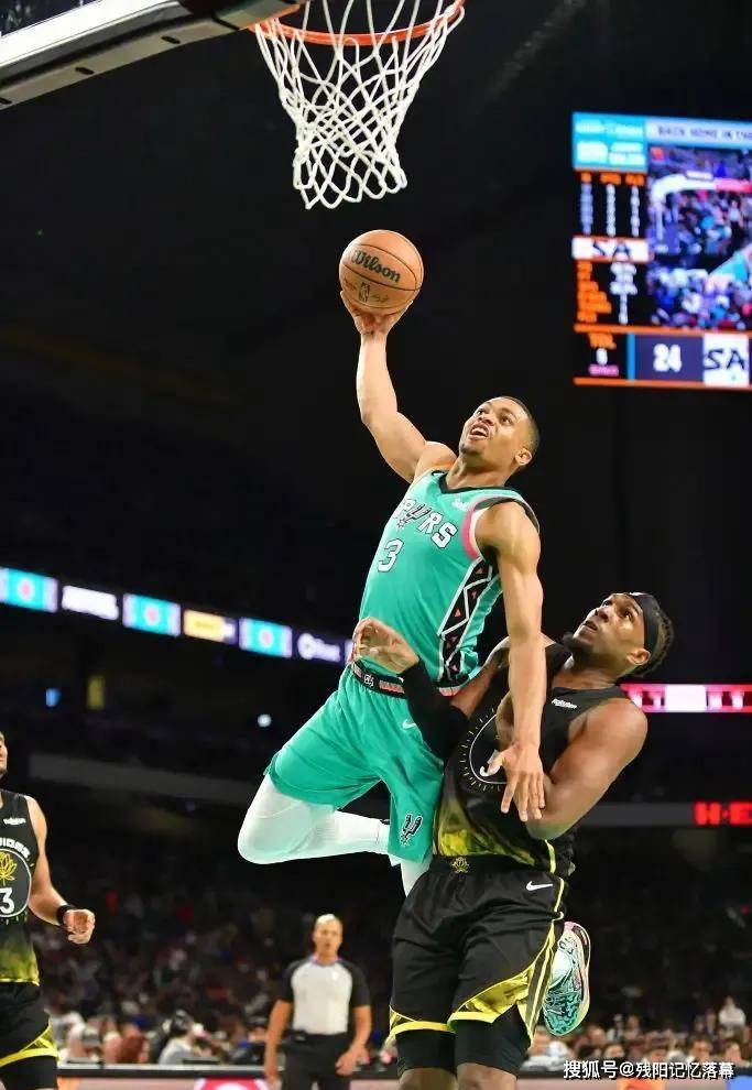 包含步行者鏖战马刺，贝弗利完成帽子戏法的词条