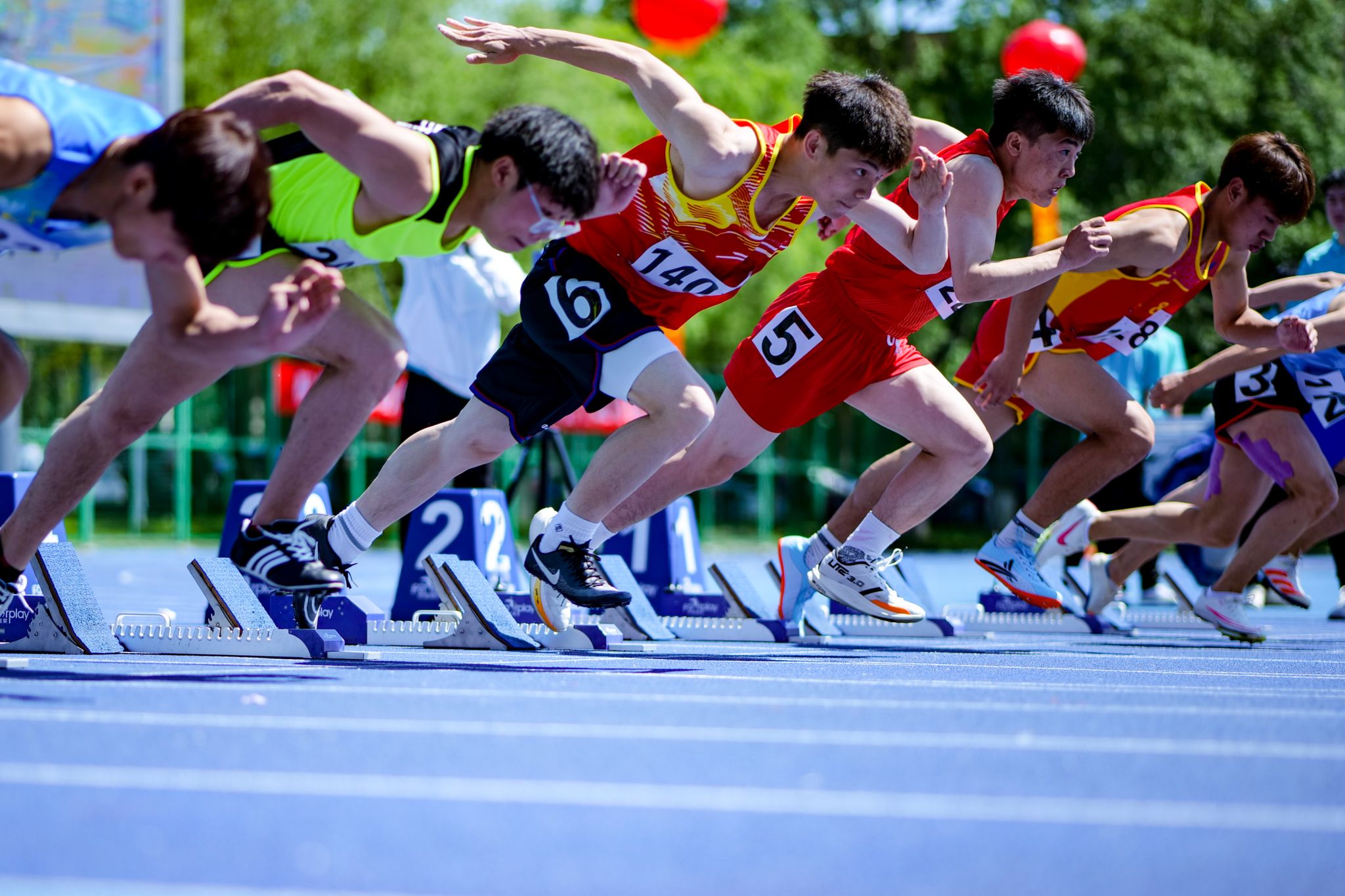 关于多支球队为了晋级下一轮，努力拼搏进行比赛的信息